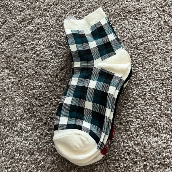 NWT Old Navy Women's Ankle Socks Plaid Set of 3 - Picture 2 of 3